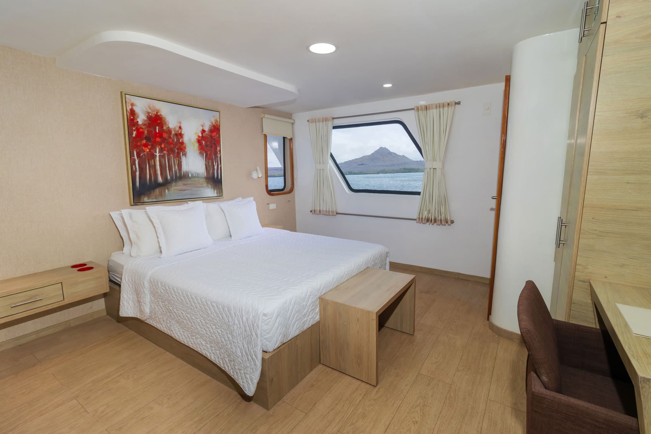 Upper Deck: Deluxe Queen Cabin