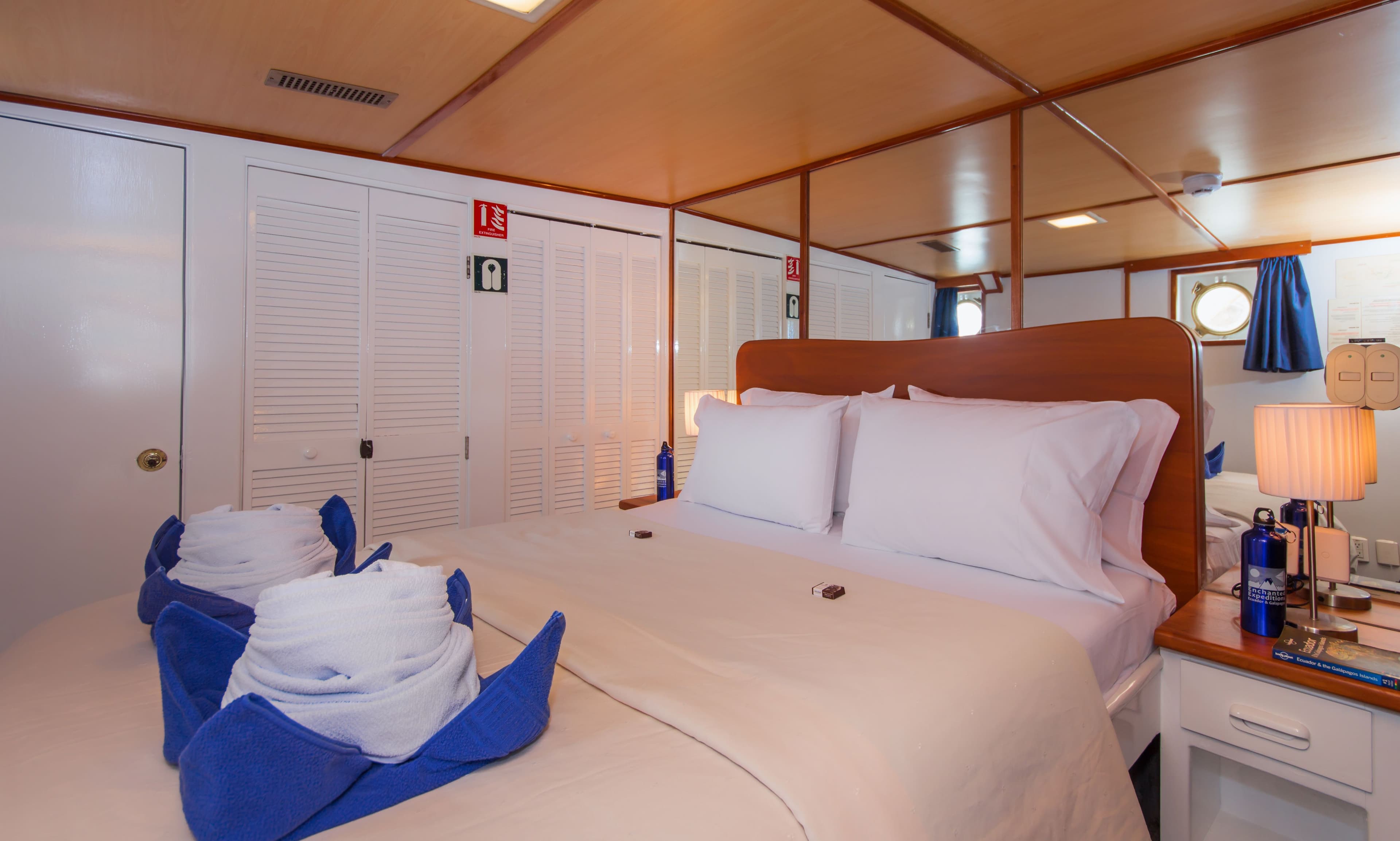Queen cabin 5 (lower deck) - View 1