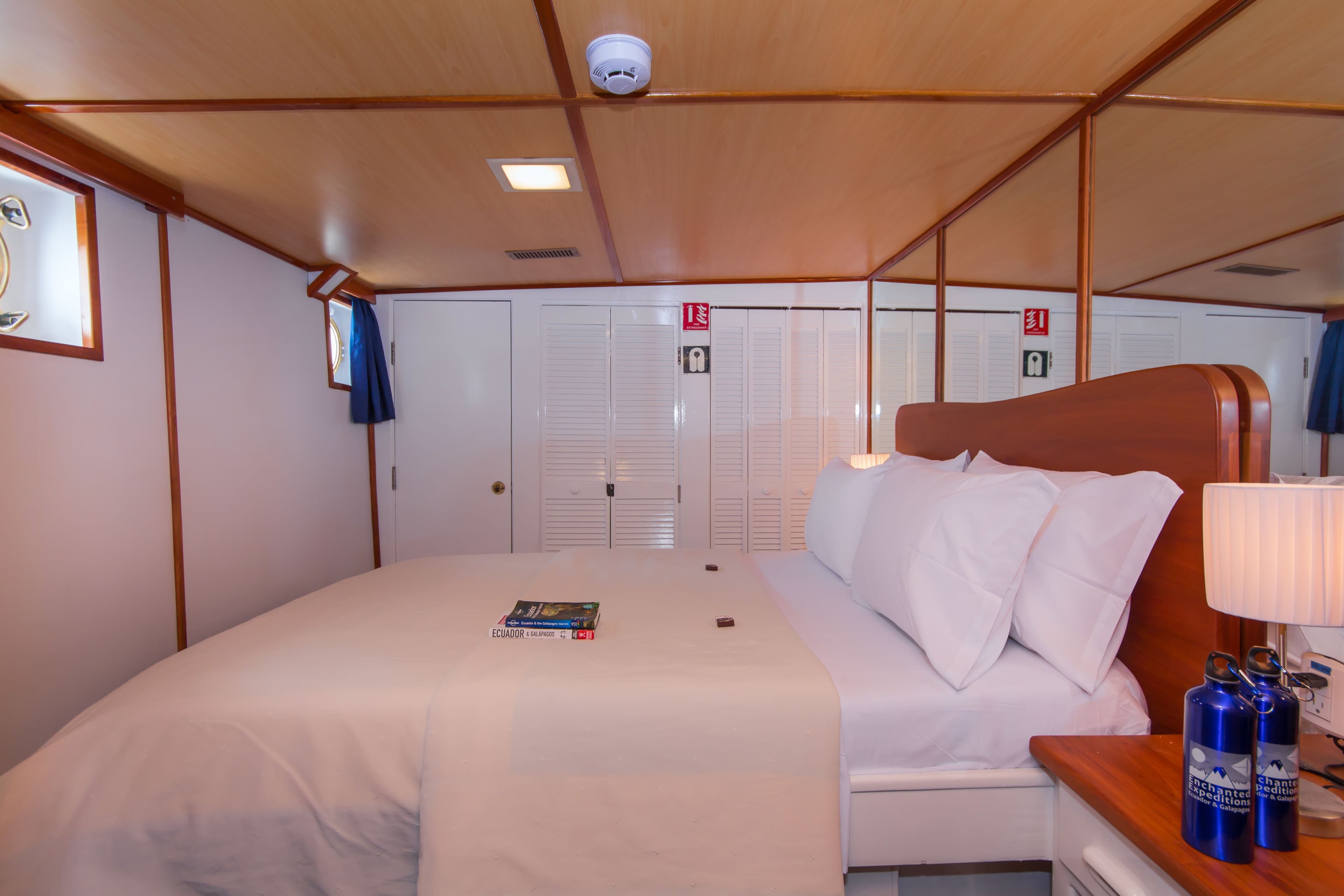 Queen cabin 5 (lower deck) - View 2