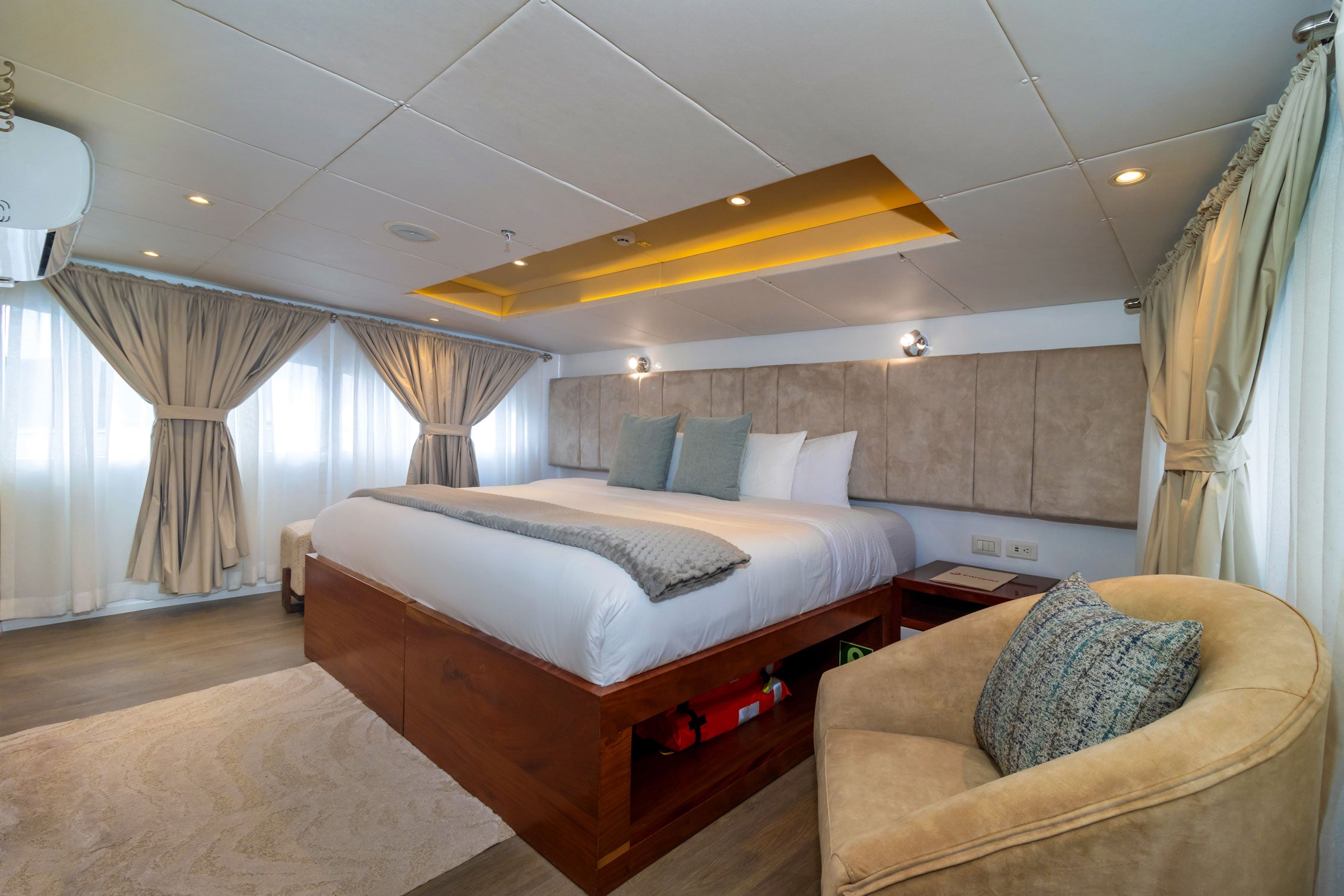 Main deck suite